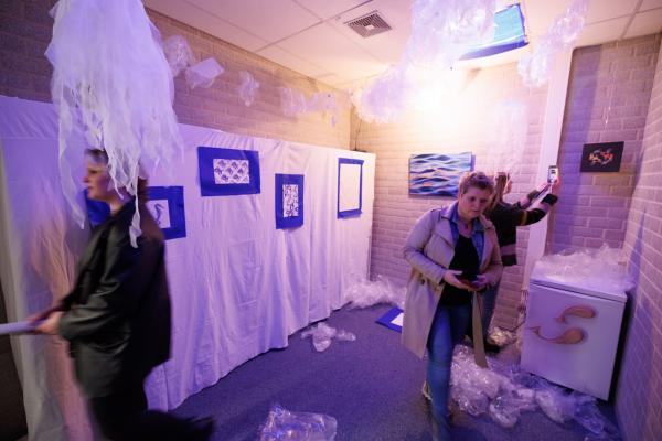 Foto: Bram Saeys; Pius X Eindexamen presentatie optreden, kunstwerken
