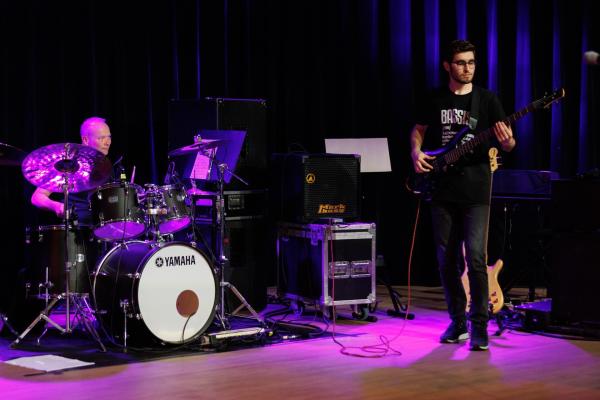 Foto: Bram Saeys; Pius X Eindexamen presentatie optreden, kunstwerken