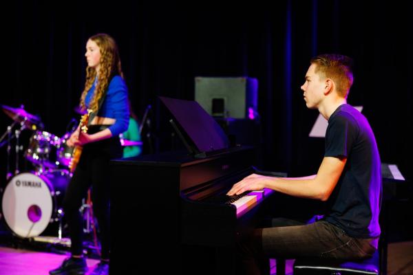 Foto: Bram Saeys; Pius X Eindexamen presentatie optreden, kunstwerken